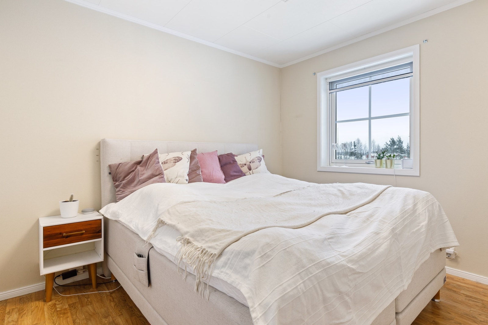 Leiligheten har 3 soverom hhv 2 i 2. etg og 1 i loftsetasjen. Galleribilde