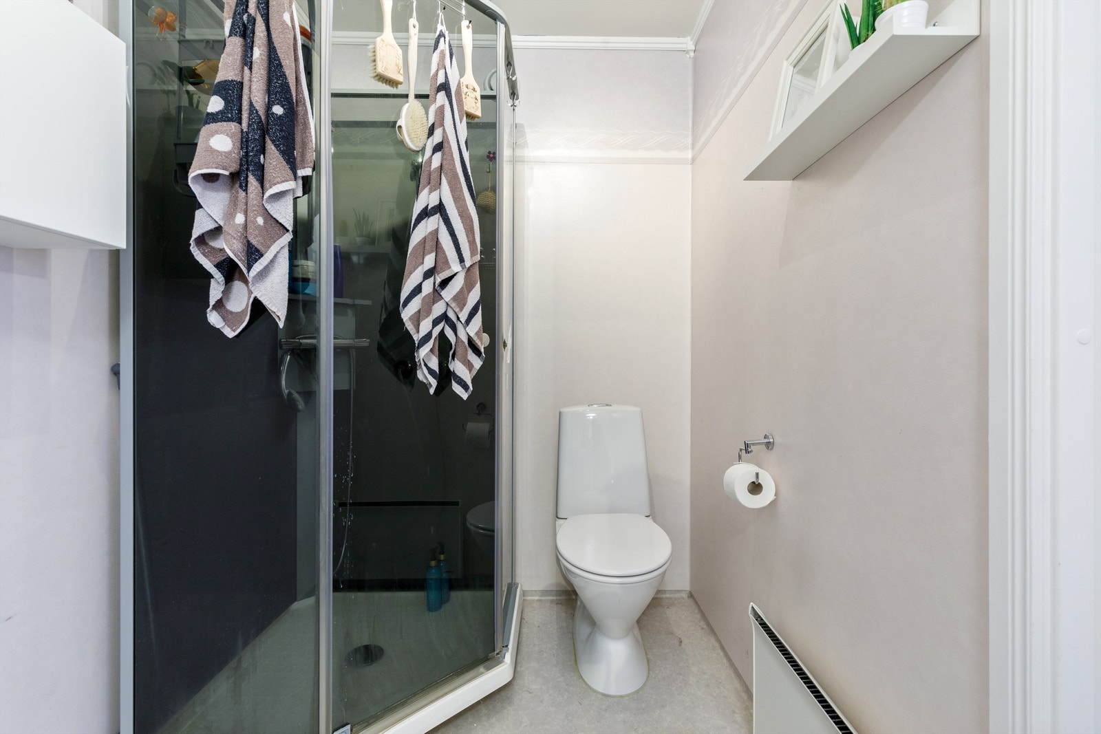 Leiligheten har to bad. Her badet i 2. etg. Her er det wc, dusjkabinett, skap og profilert innredning
med servant. Galleribilde