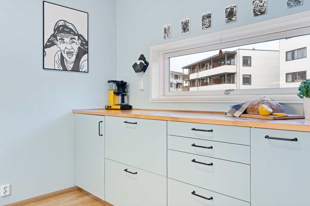 Utført med rikelig med benkeplass som gir gode og praktiske arbeidsforhol.