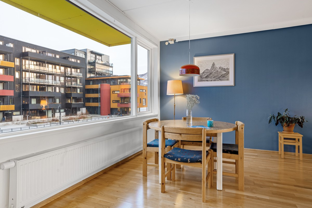 Store vindusflater slipper inn rikelige mengder med naturlig lys.