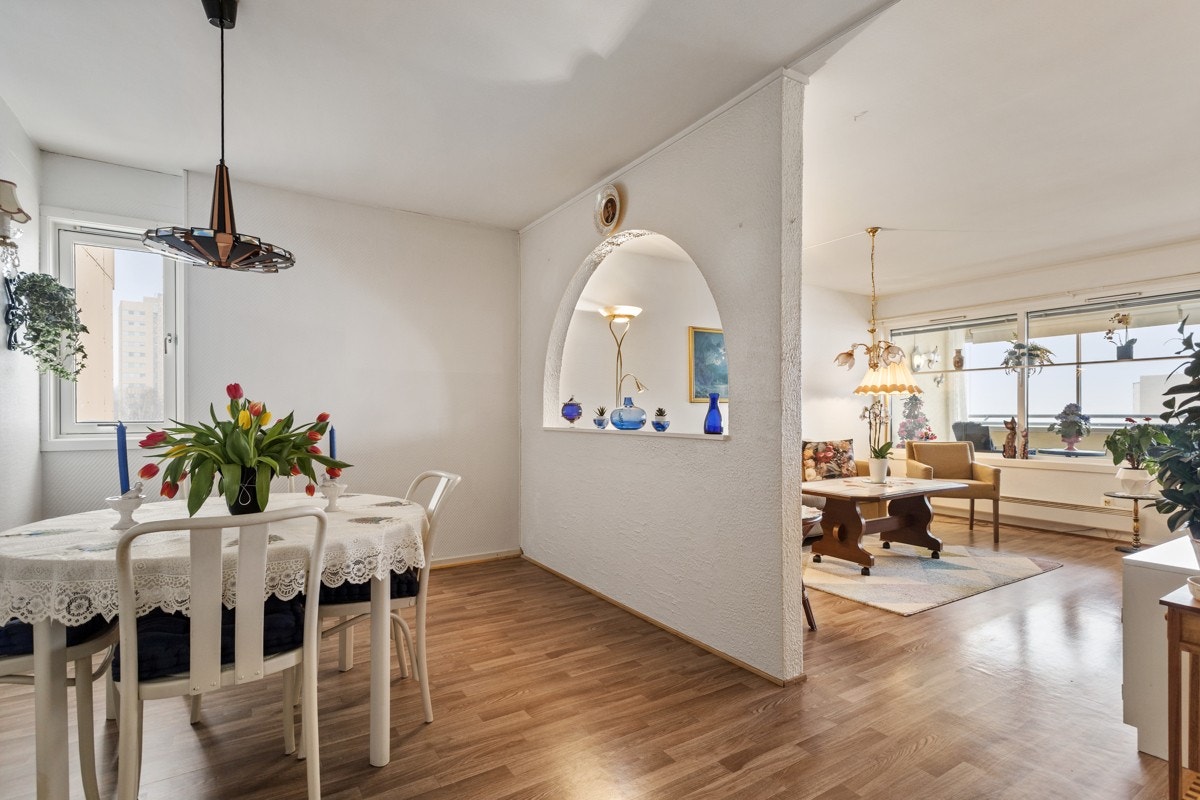 Spisestue og stue. Her er det gode muligheter for endring på planløsning. Galleribilde