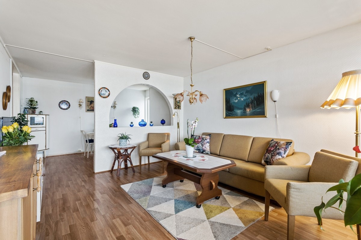 Leiligheten er nylig malt i lyse farger og fremstår velholdt og pen. Galleribilde