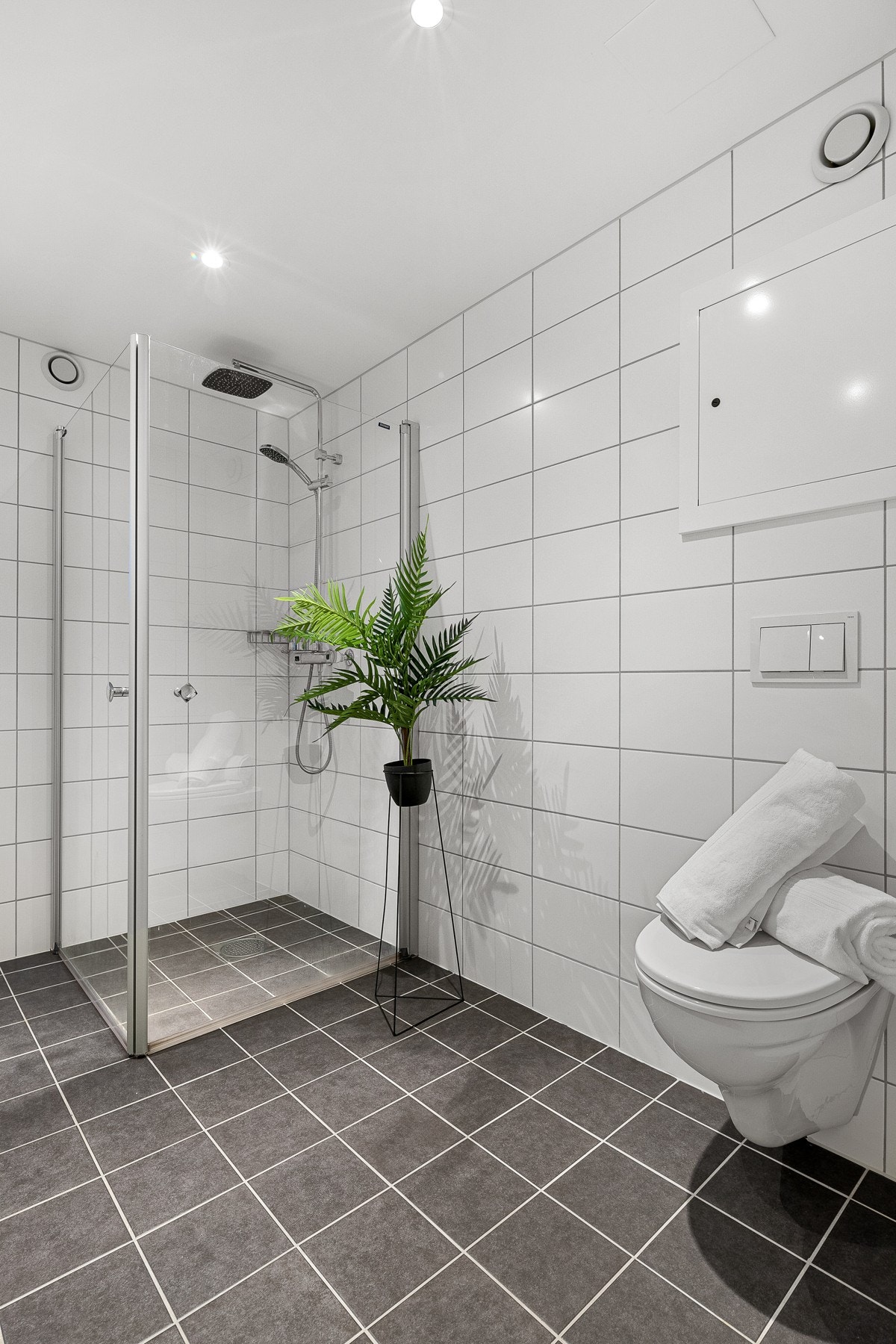 Badet er innredet med heldekkende servant med underskap, overskap og veggskap. Dusjhjørnet har innfellbare glassvegger og regnfallsdusj Galleribilde