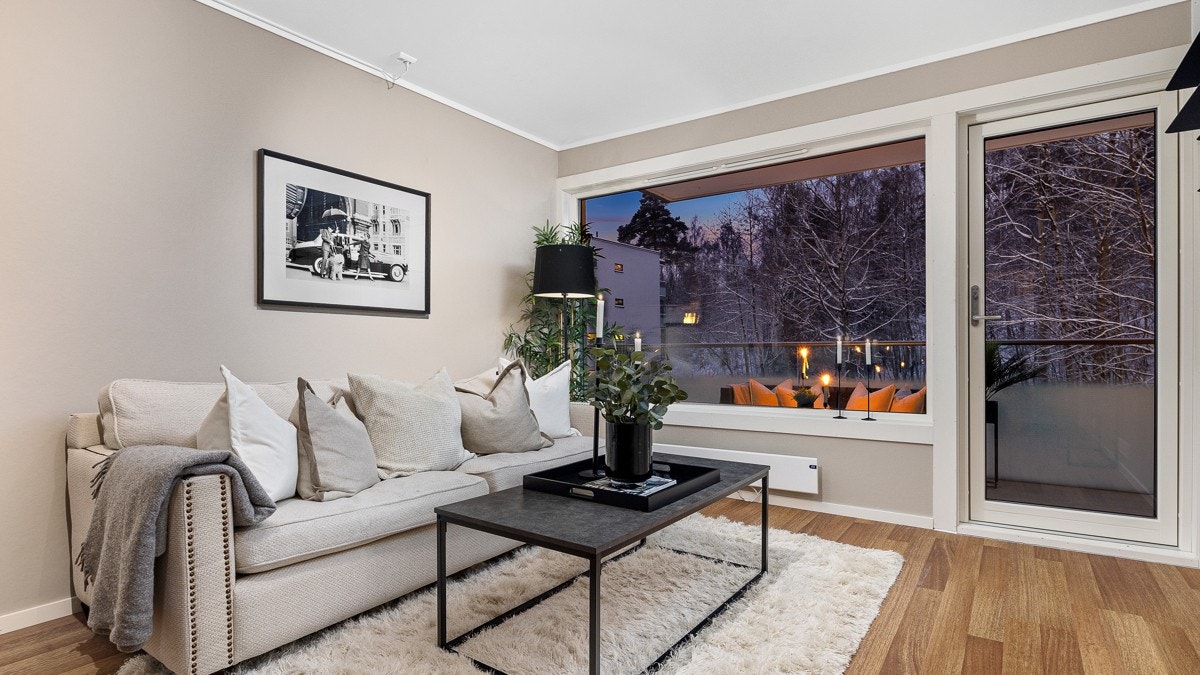 Rommet har store vindusflater som slipper lyset inn, og den åpne løsningen som bidrar til en sosial og luftig atmosfære Galleribilde