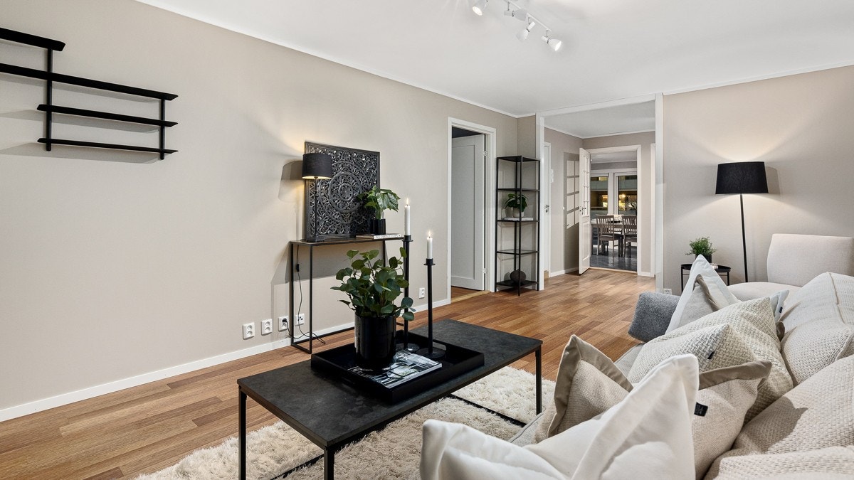 Stuen har en fin utforming med adskilte soner for sittegrupper, og kan by på flere innredningsmuligheter Galleribilde