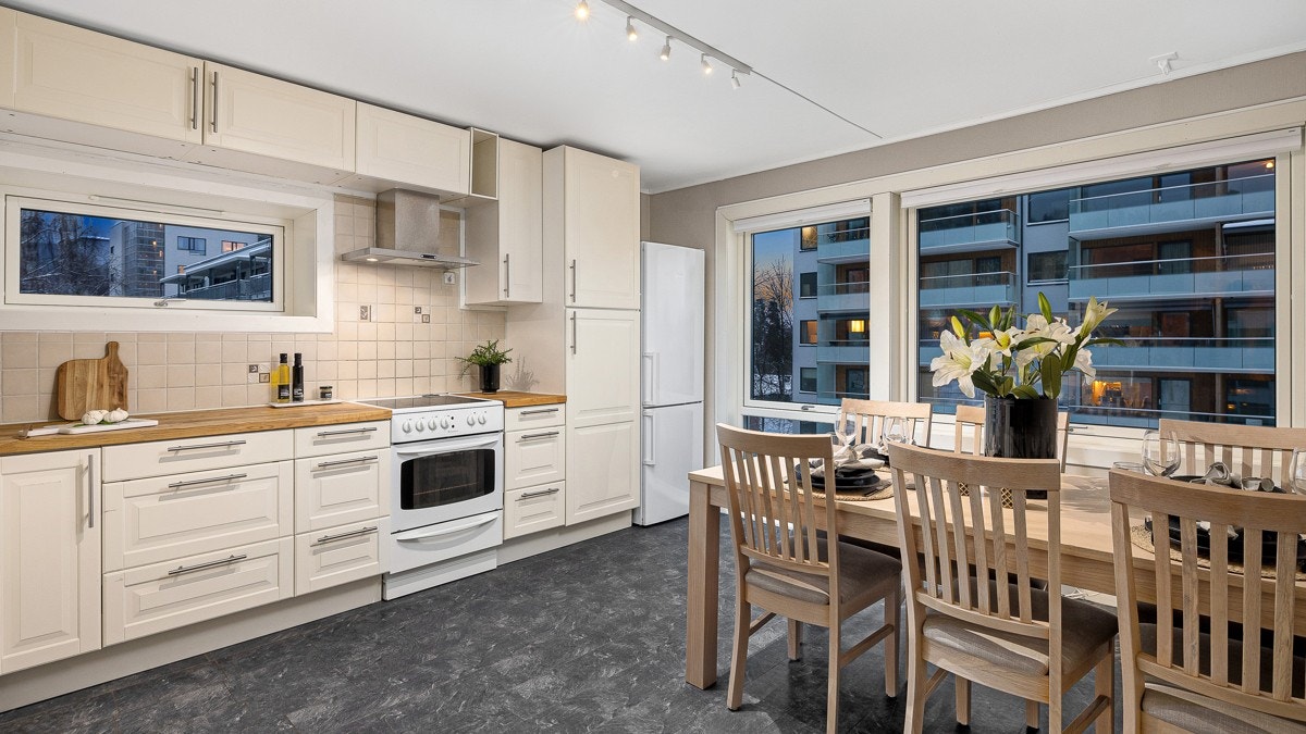 Solen kommer inn på morgenen via de store, høyreiste panoramavinduene, og siden leiligheten er gjennomgående med vinduer i flere retninger, blir det et vakkert lysspill i hele boligen Galleribilde