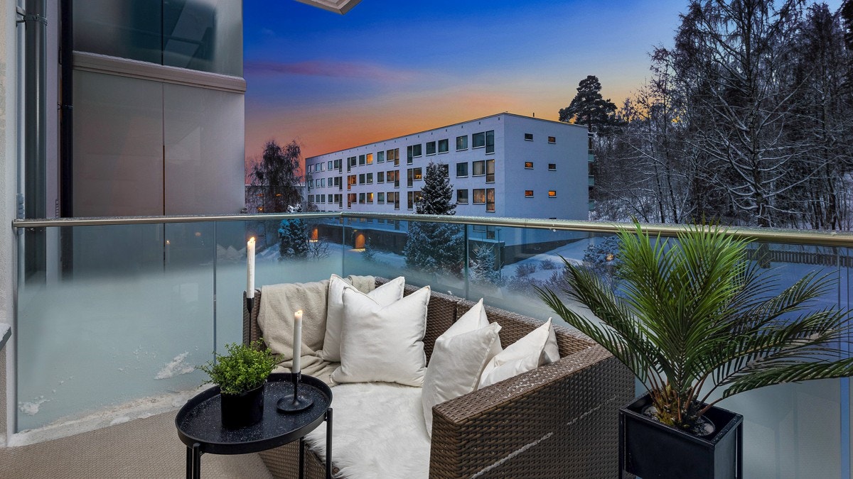 Fra stuen er det utgang til en hyggelig balkong, hvilket gjør det enkelte å innta måltidene utendørs om sommeren Galleribilde