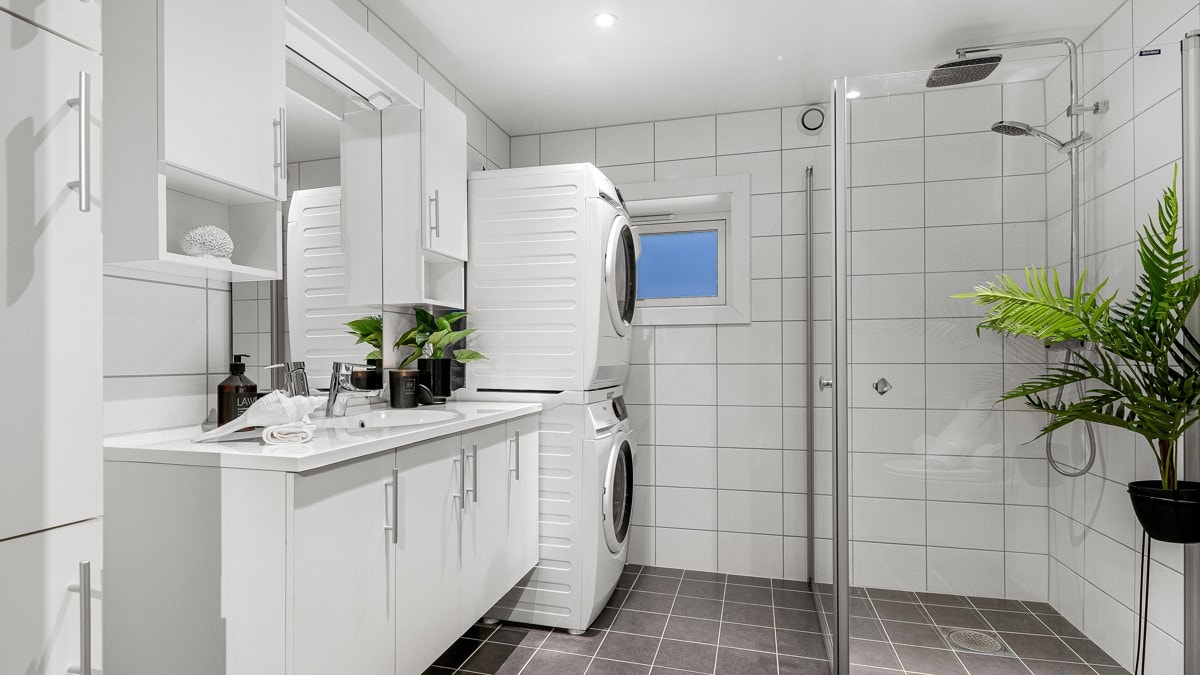 Det store baderommet ble renovert i 2018 i regi av borettslaget. Det romslige velværebadet er gjennomført med behagelige og tidløse fargetoner på flisene Galleribilde