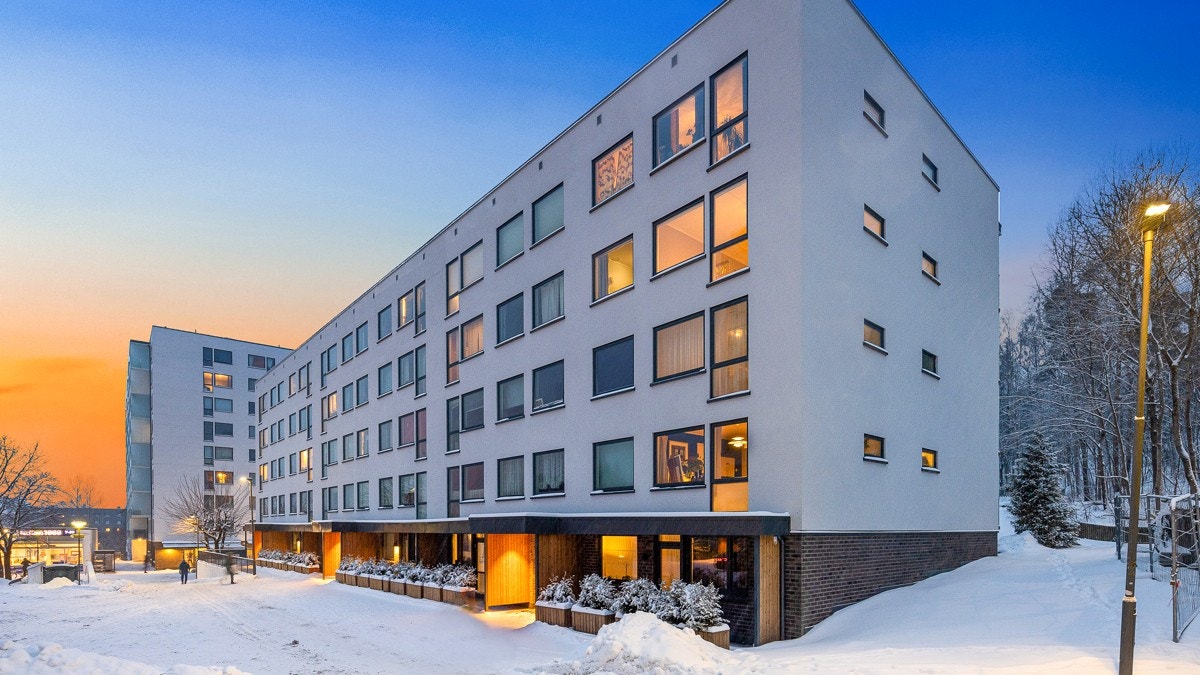 Felles tomtegrunn er opparbeidet med asfalterte gang- og kjøreveier, plenarealer, lekeplass og beplantning Galleribilde