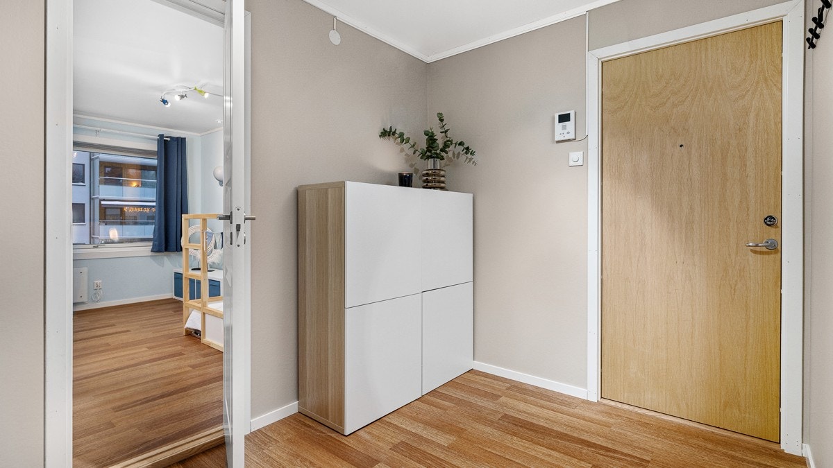 I entréen er det god plass til ønsket møblement og ved inngangsdøren er det montert callinganlegg med tale- og lytte funksjon Galleribilde