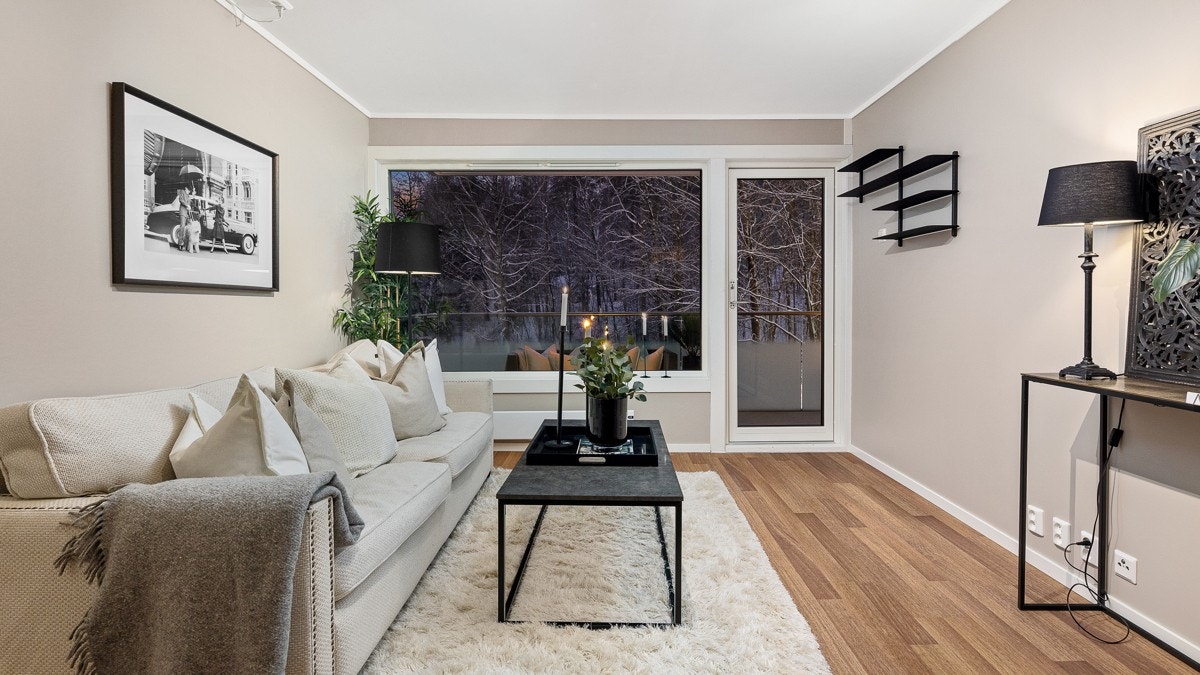 Gjennomgående og lys 3-roms endeleilighet med usjenert solrik, vestvendt balkong og garasje Galleribilde