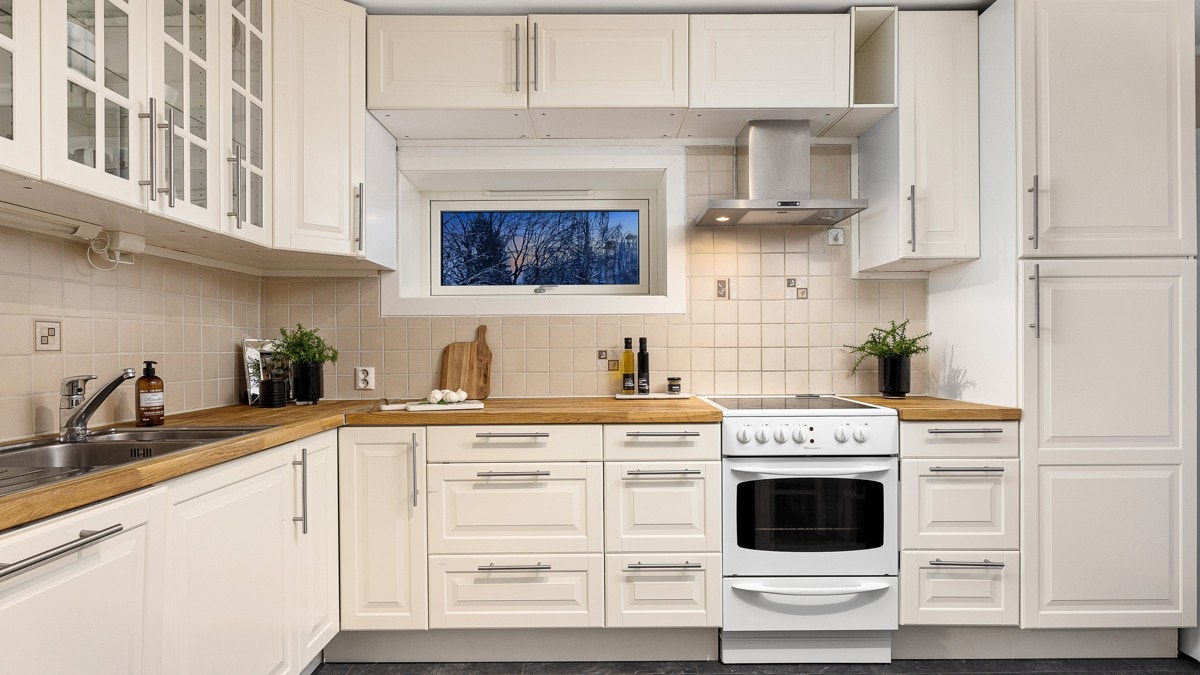 Det romslige, separate kjøkkenet inviterer til både matlaging, familiemiddager og lekselesing Galleribilde