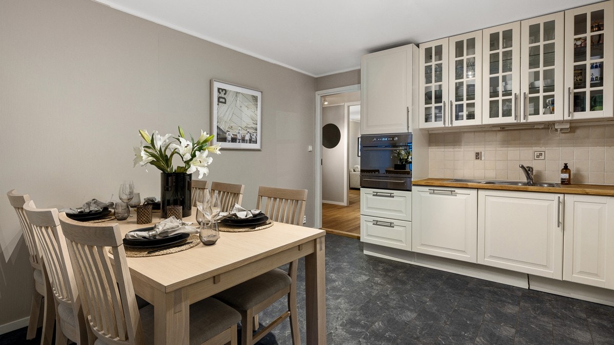 Det er lagt vekt på funksjonelle løsninger og gode oppbevaringsmuligheter, og siden skapene går helt til taket er det rikelig med skapplass Galleribilde