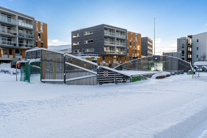 I nærområdet finner du aktiviteter som ballbinge og lekeplass