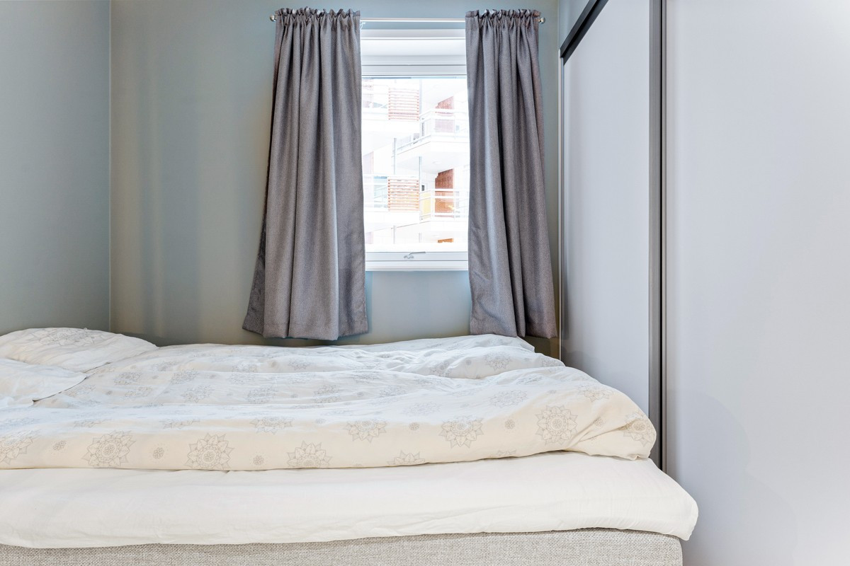 Det er skyvedørsgarderobe på rommet