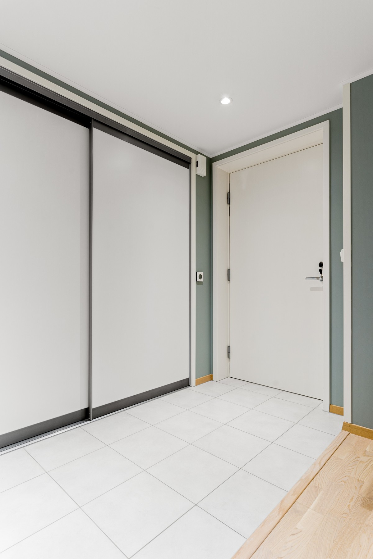 Entré med stor skyvedørsgarderobe