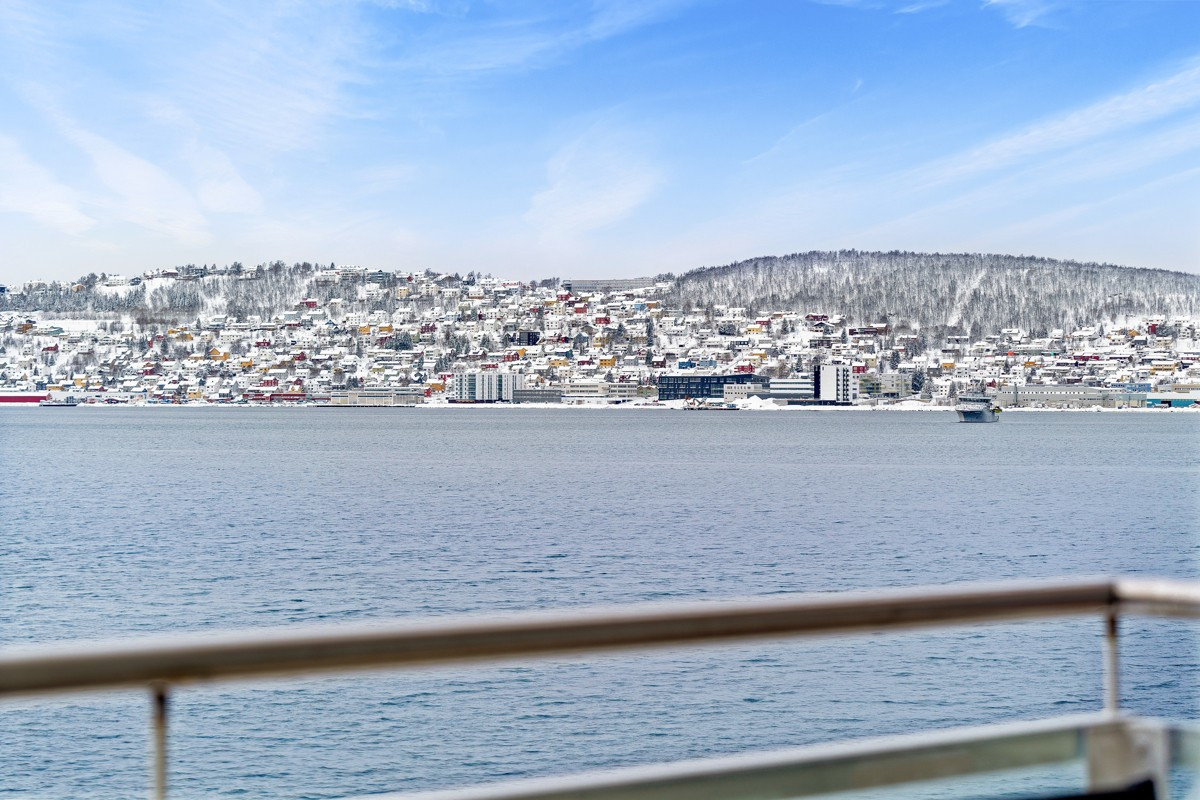 Her har du utsikt mot Tromsøya og innseilingen til Tromsø!