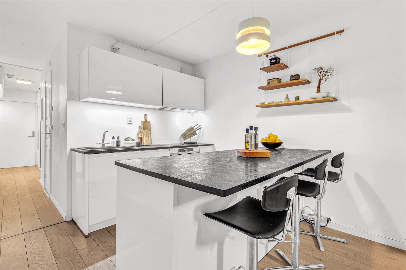 Bygget et en gammel fabrikk rehabilitert i 2006, noe som setter et industrielt og urbant preg på interiøret, og planløsningen er effektiv og godt utnyttet. Galleribilde