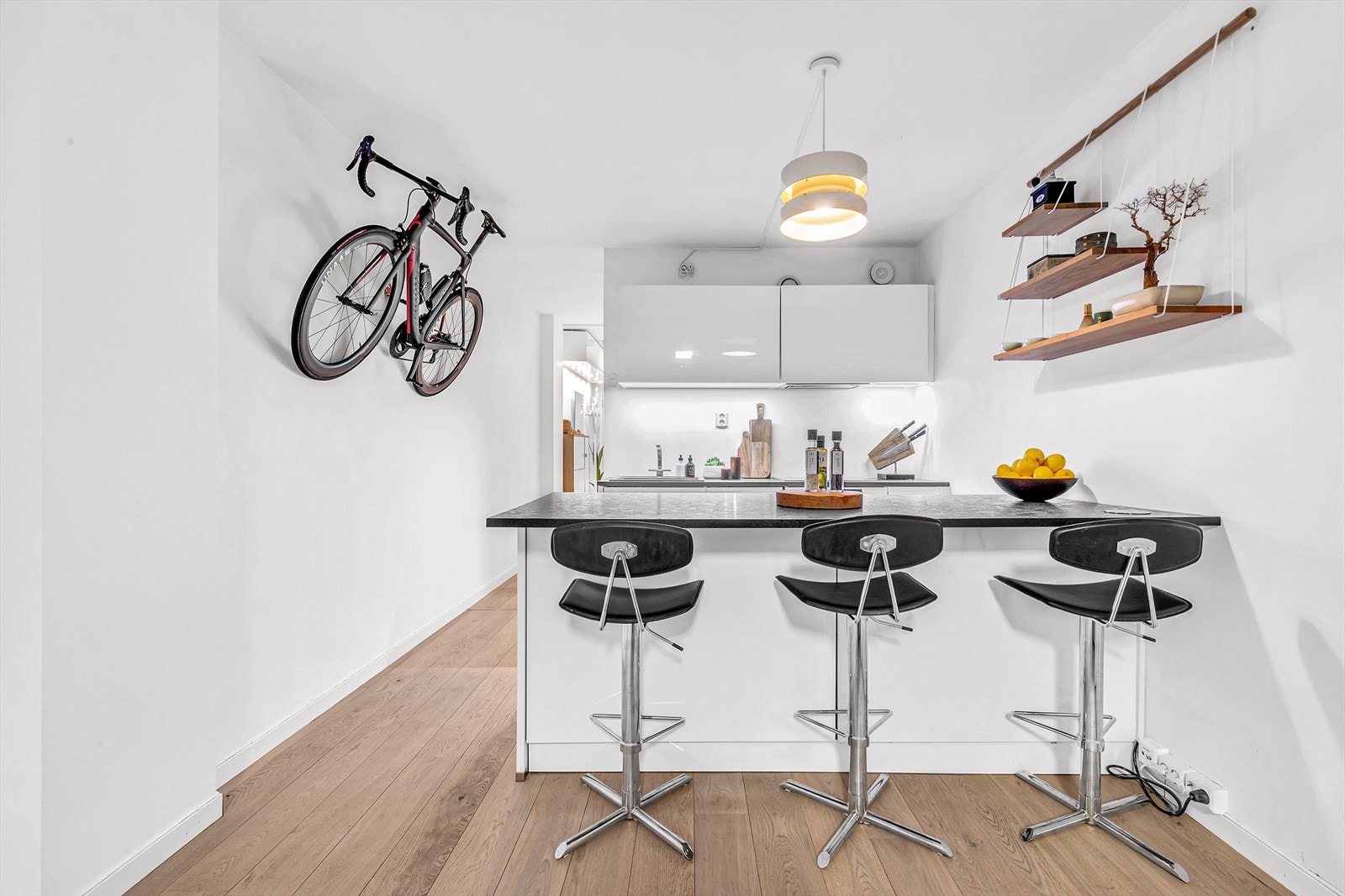 Kjøkkenet har åpen løsning mot stuen, adskilt med en praktisk halvøy med frokostbar-løsning. Galleribilde