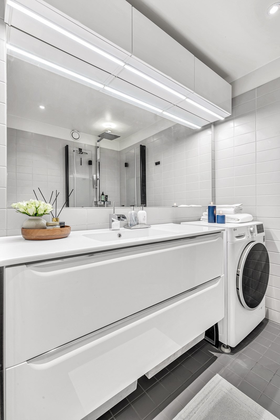 Badet har flislagte overflater og varmekabler i gulvet. Badet er oppgradert med ny innredning i 2019-2021. Galleribilde