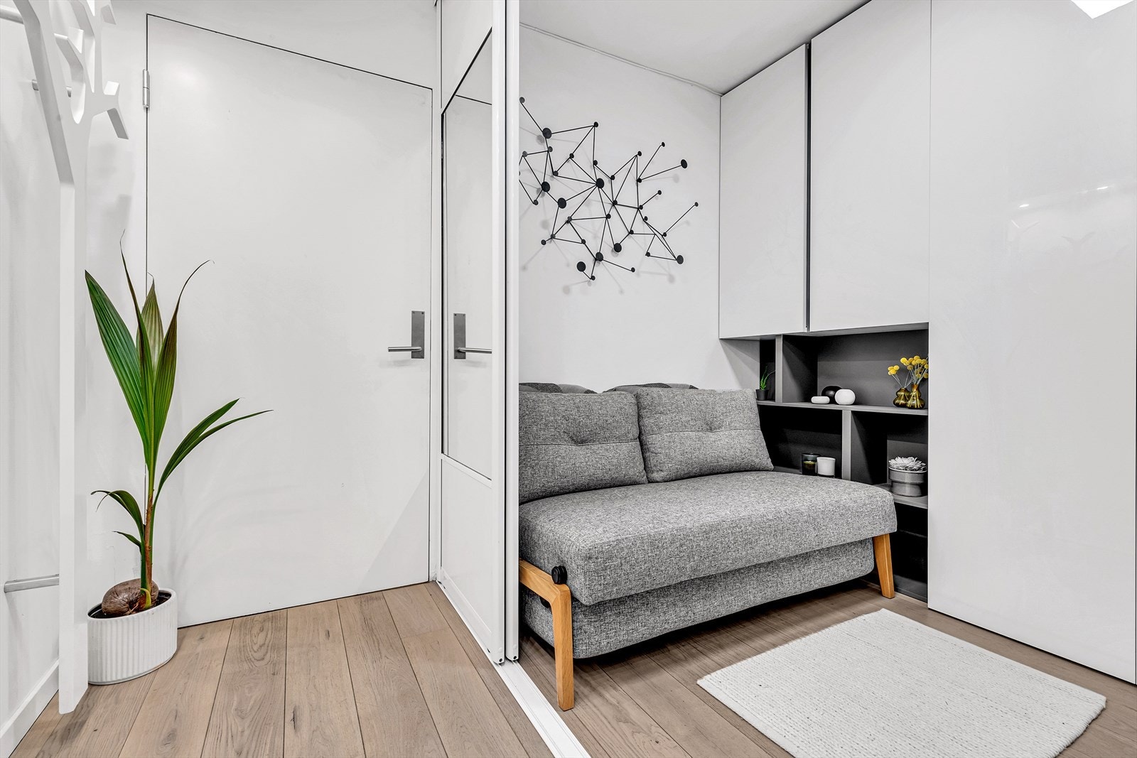 Rikelig med plassbygde skap i hele leiligheten. Galleribilde