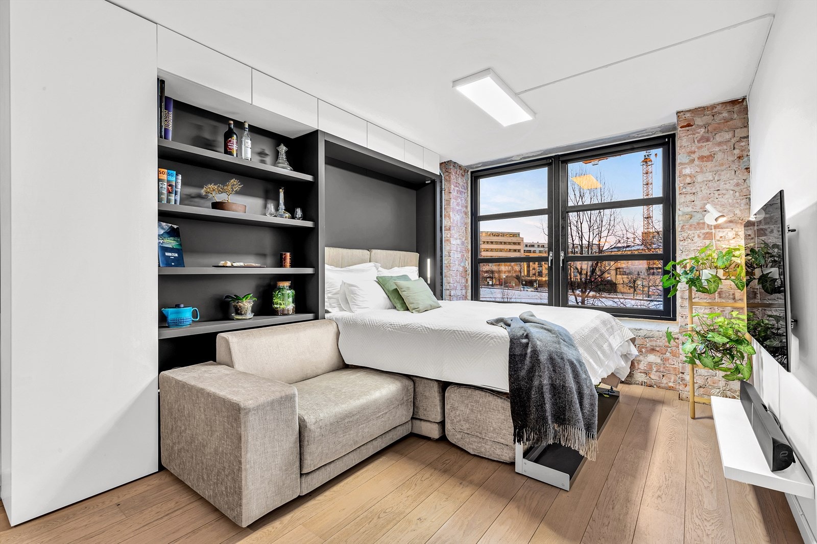 Den tøffe teglsteinsveggen gir det særegne industri-uttrykket, komplementert av vakker parkett på gulvene og lysmalte vegger. Galleribilde