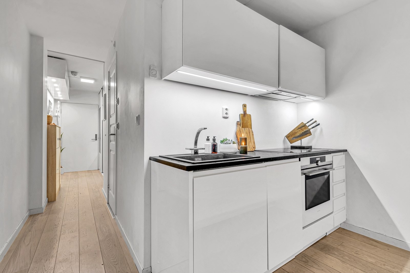 I innredningen er det integrerte hvitevarer som komfyr, platetopp og oppvaskmaskin. Galleribilde