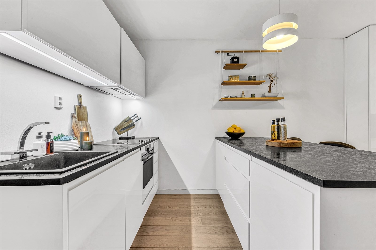 Tysk Nolte-innredning er montert i 2017 og har hvite slette fronter og laminerte benkeplater. Galleribilde