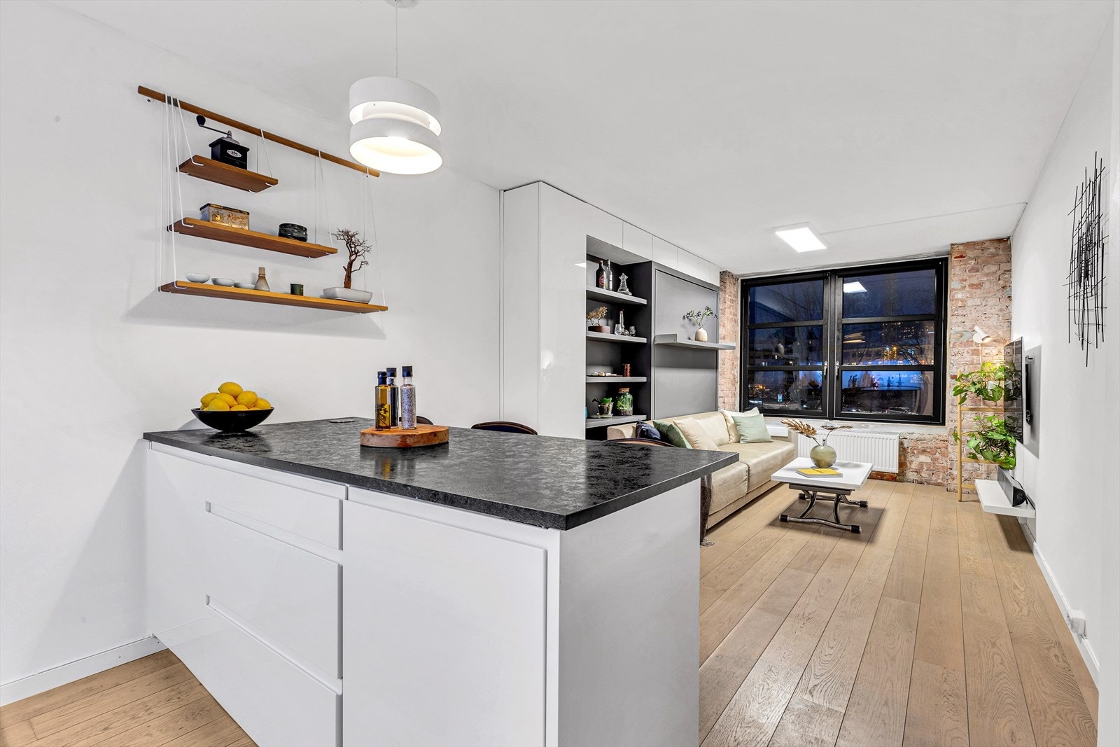 Leiligheten ligger i 2. etasje og er vendt mot Akerselva, som går rett utenfor. Galleribilde