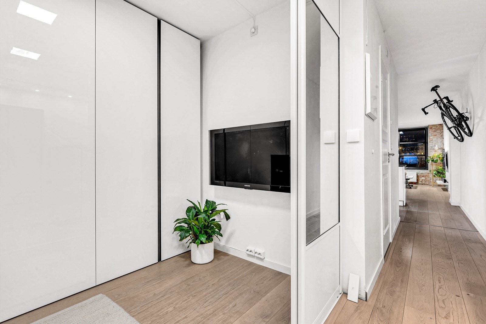 Alkoven er i dag innredet som en liten TV-stue med hyller og skapplass. Galleribilde