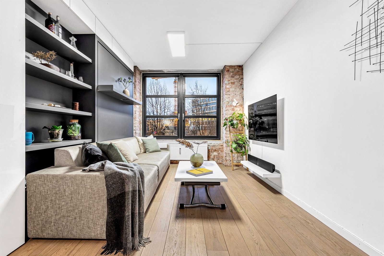 Stuen er lys og oppleves som romslig og luftig. Galleribilde