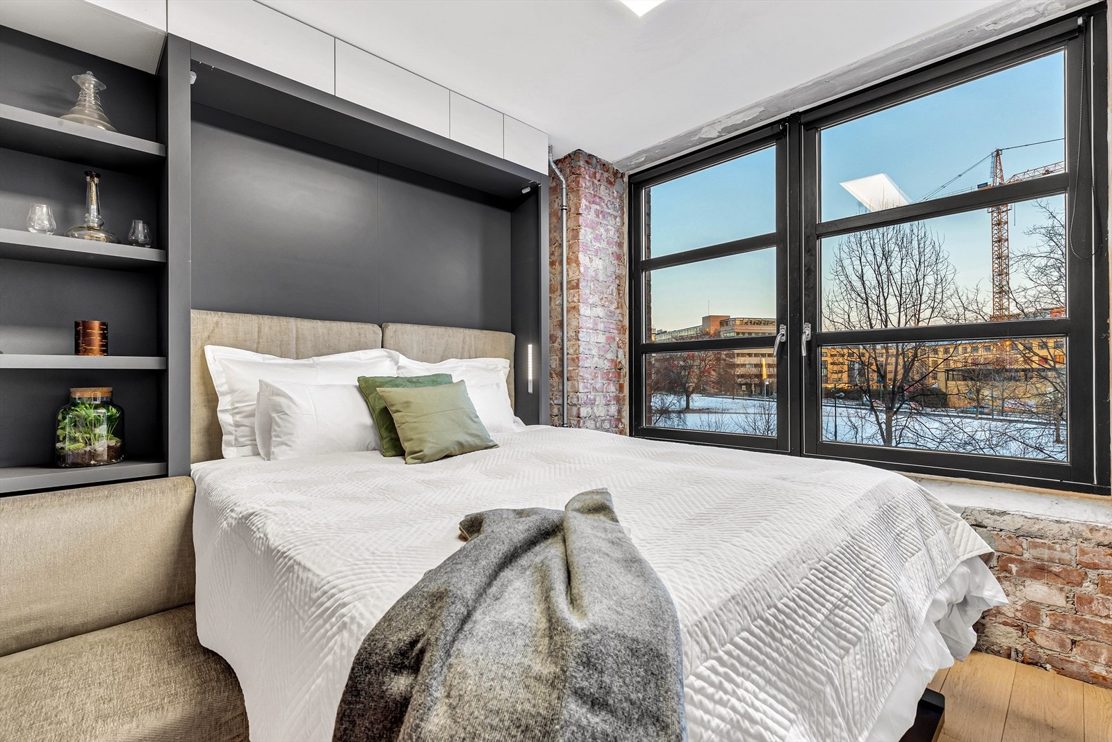 Plassbygget eksklusivt og diskré hyllesystem med skapseng fra Italienske Clei. Galleribilde