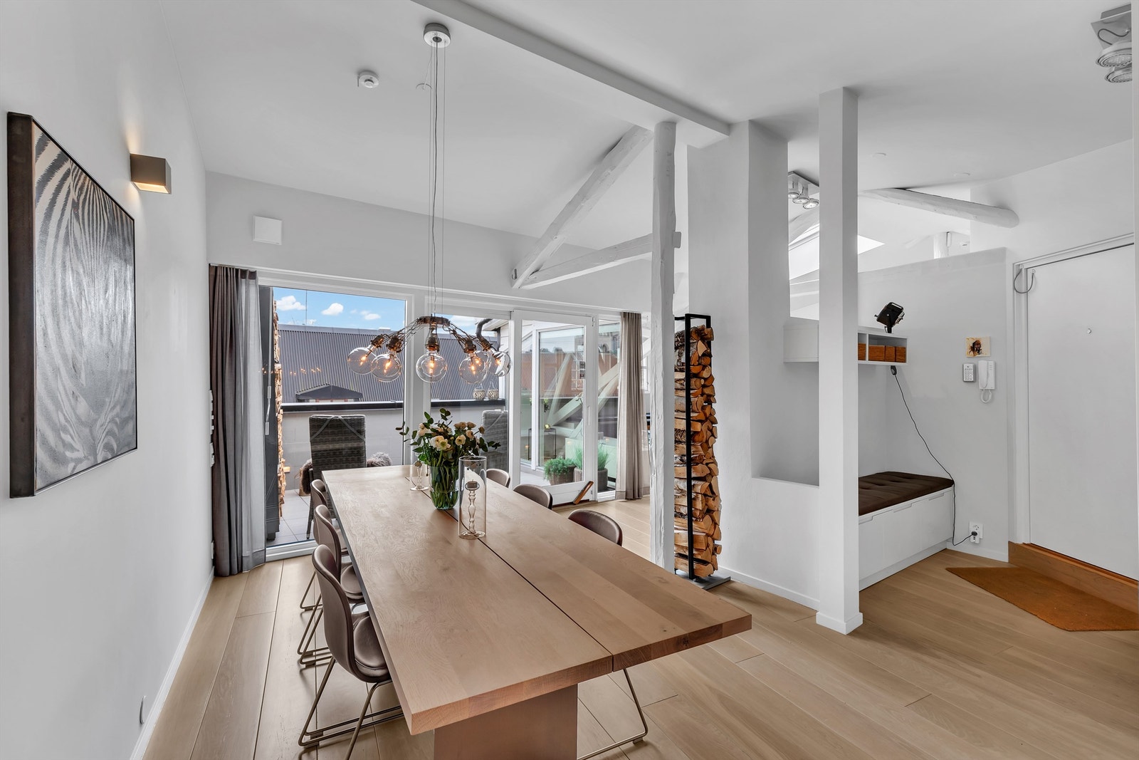 Plass til stort spisebord i tilknyttning til kjøkken Galleribilde