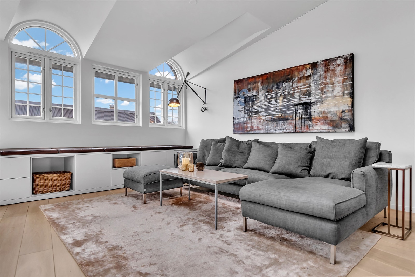 Stuen har lagringsmuligheter i benk under vinduene Galleribilde