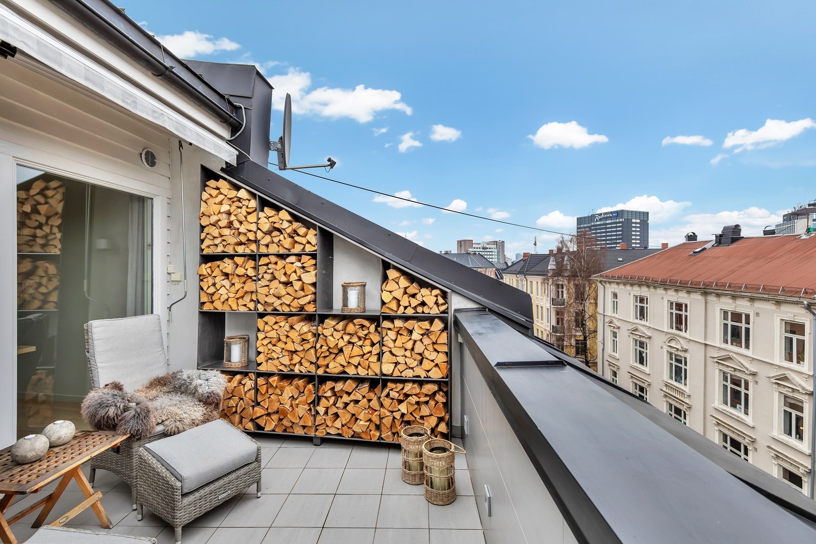 På takterrassen er det laget installasjon til å lagre ved. Denne kan følge leiligheten. Galleribilde