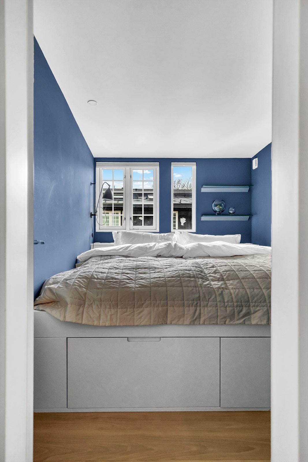 Sengen på soverommet er 180 cm bred og på begge sider er det sengebord for lagring. Galleribilde