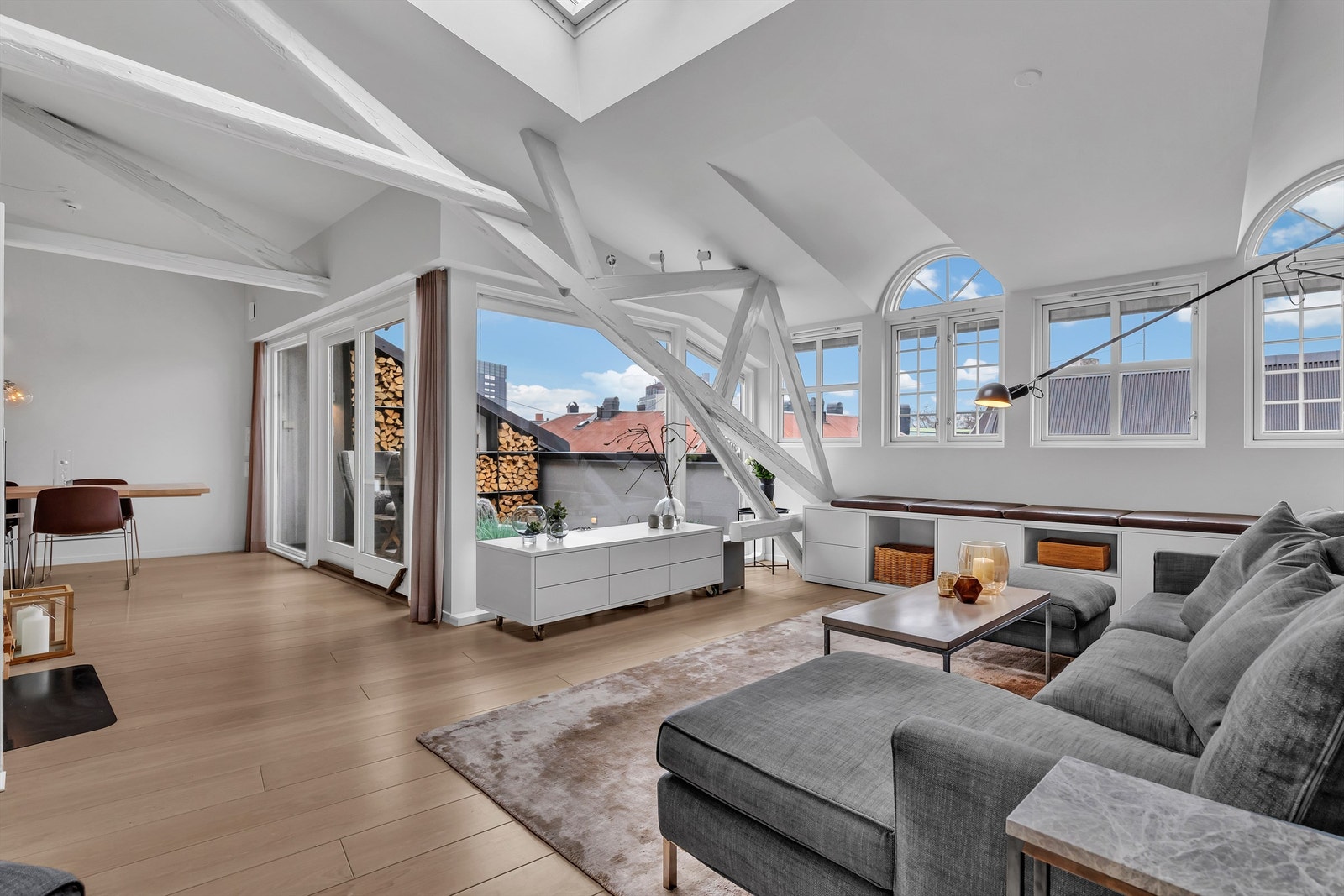 Hele leiligheten ble tegnet opp av interiørarkitekt i 2015. Og det er spesialtilpassede løsninger i alle rom. Galleribilde