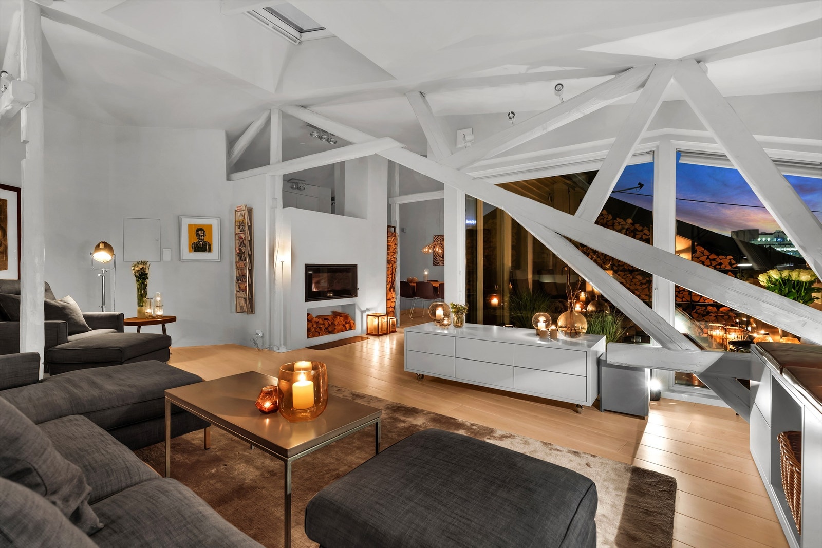 Store vindusflater gir leiligheten fint lys Galleribilde