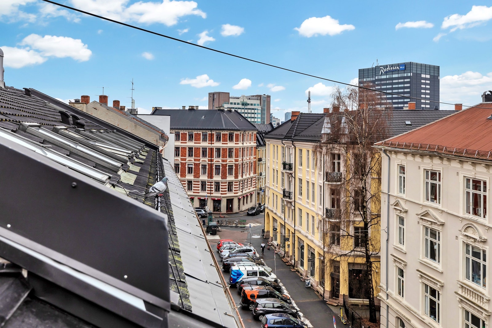 Utsyn mot byen fra ytterst på terrassen Galleribilde