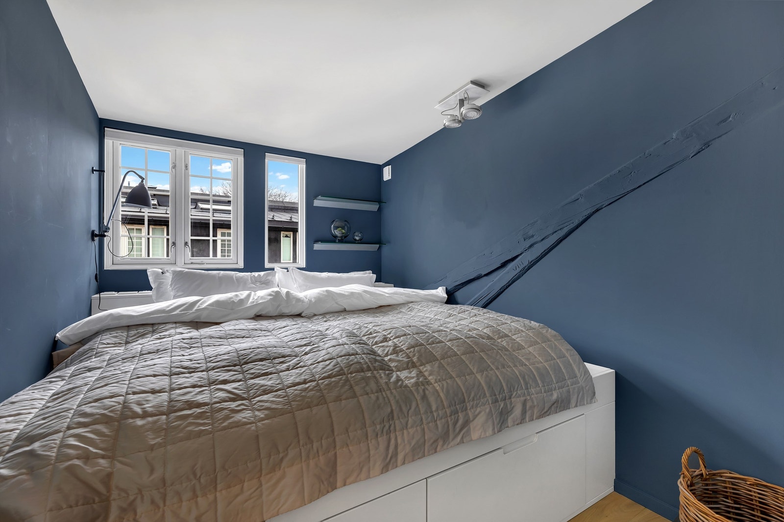 Soverom 2 benyttes i dag som hovedsoverom. Plassbygget seng med lagring under. Galleribilde