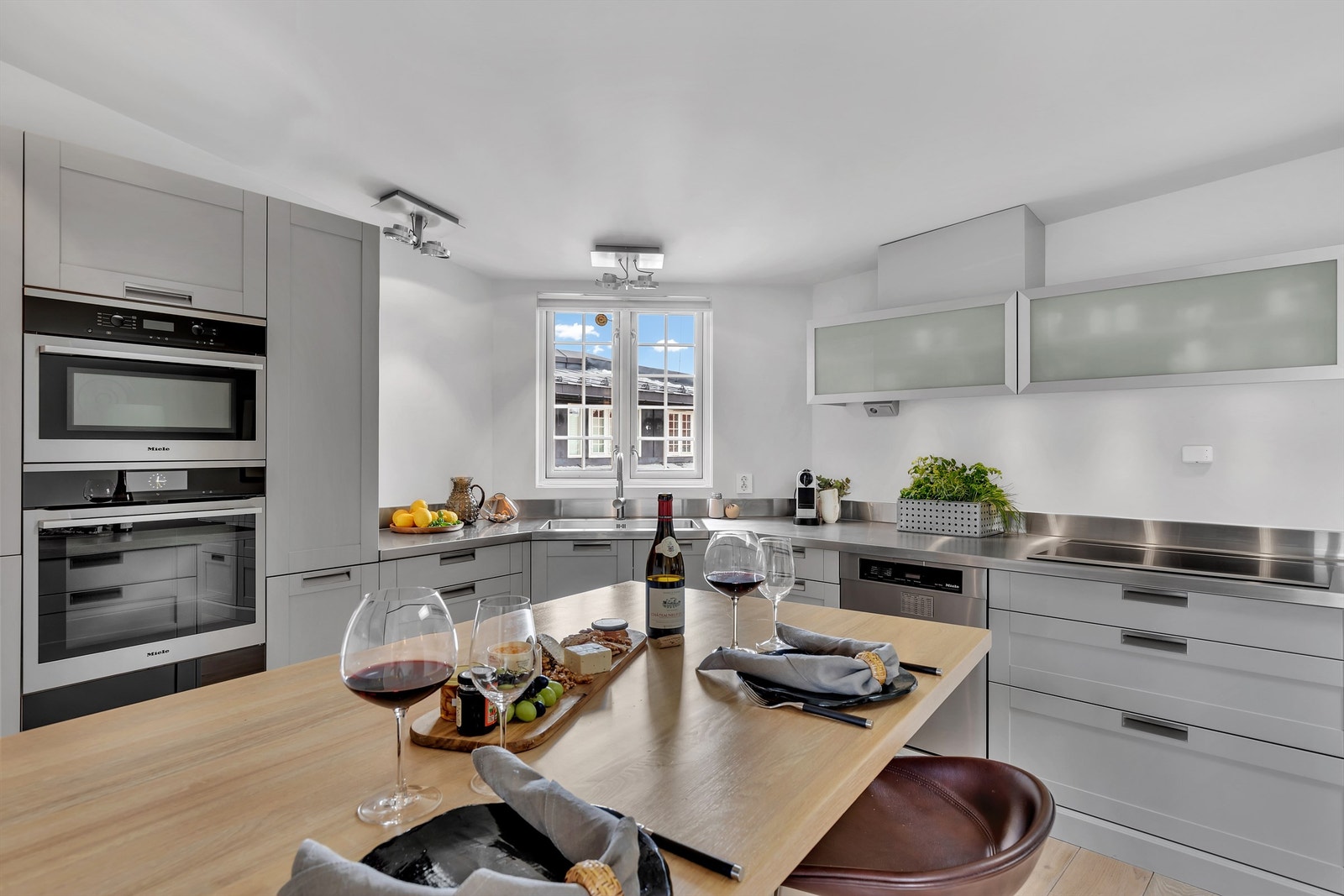 Lekkert håndlaget kjøkken Galleribilde