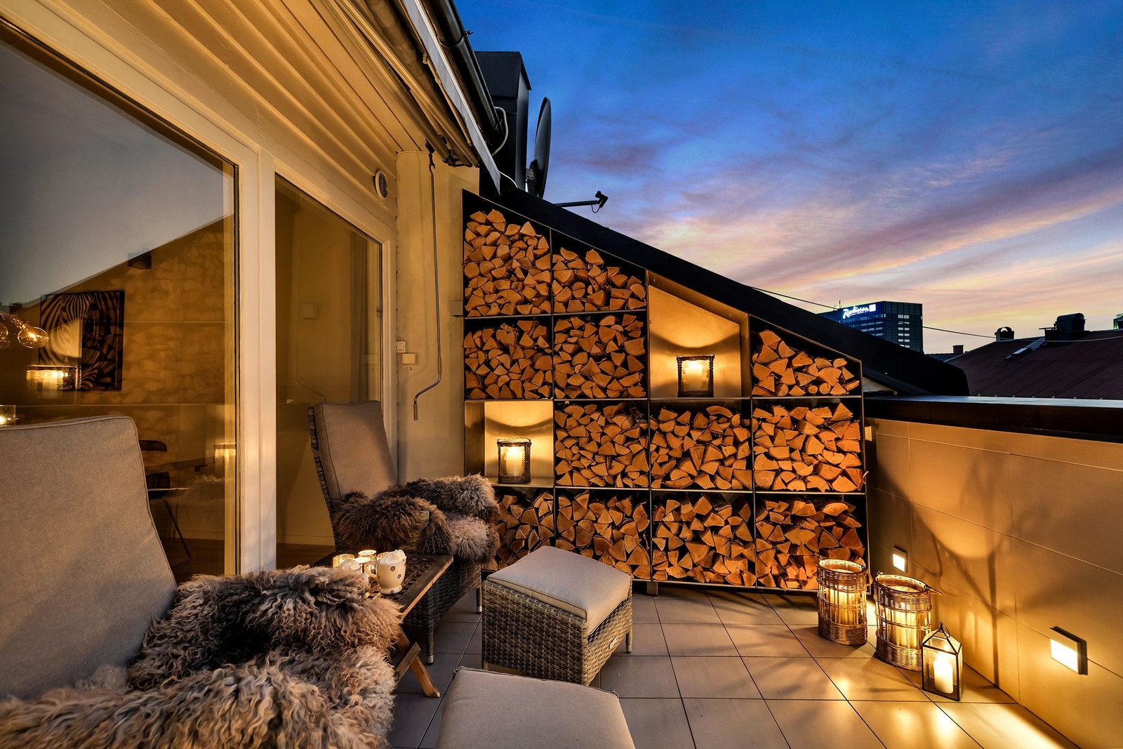 Elektrisk markise på terrassen som kan trekkes helt ut Galleribilde