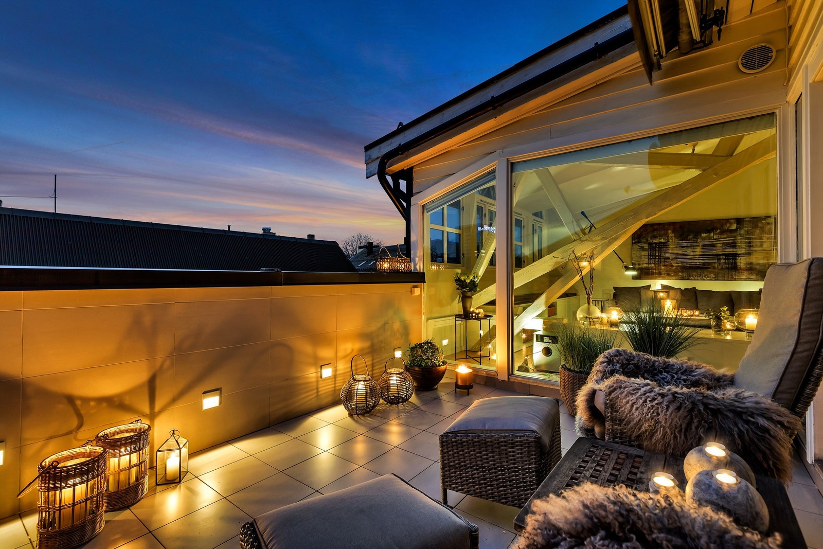 Flislagt sydvestvendt takterrasse på ca. 11 kvm Galleribilde