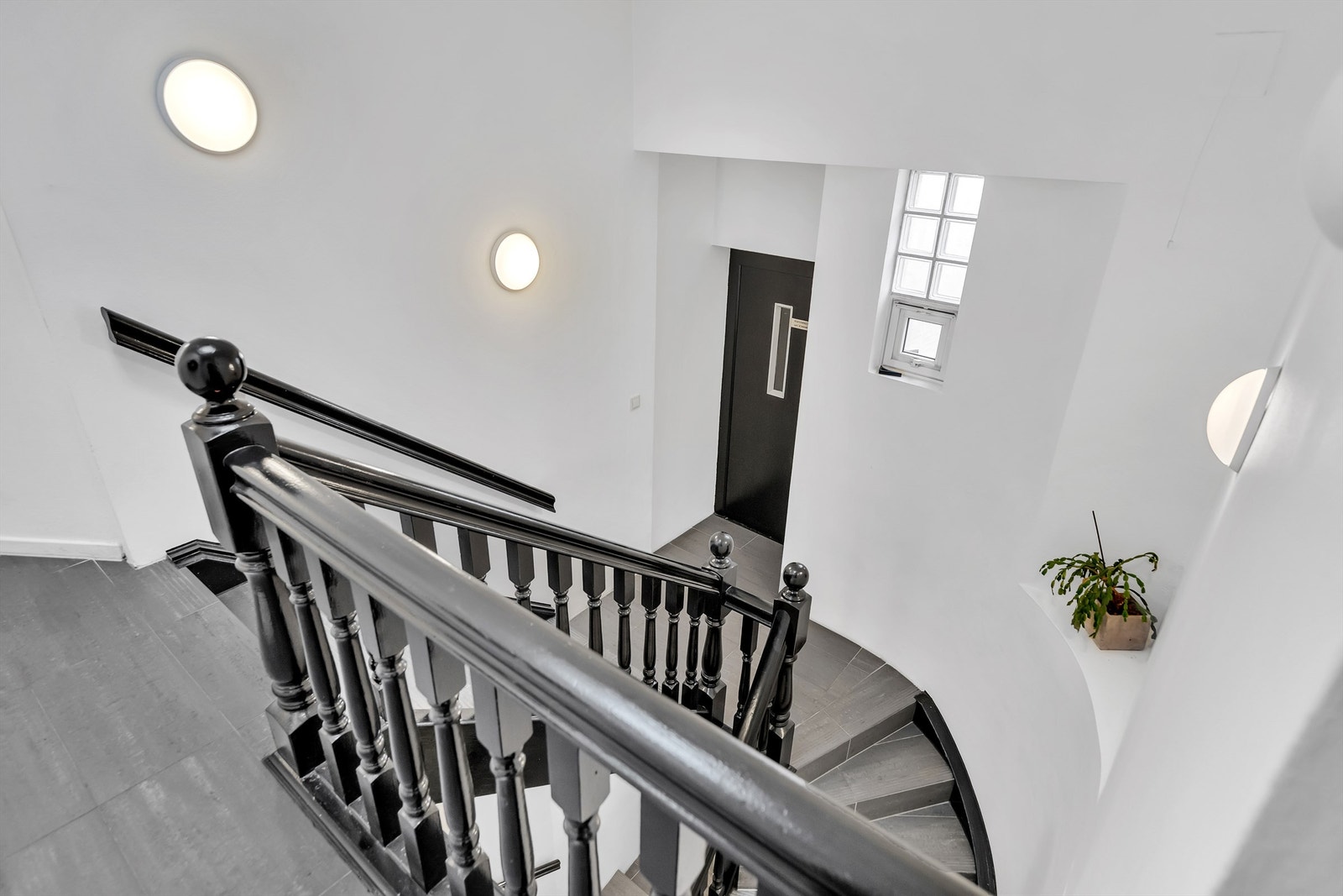 Trappeoppgang. Kun en trapp opp fra heisen til leiligheten. Galleribilde