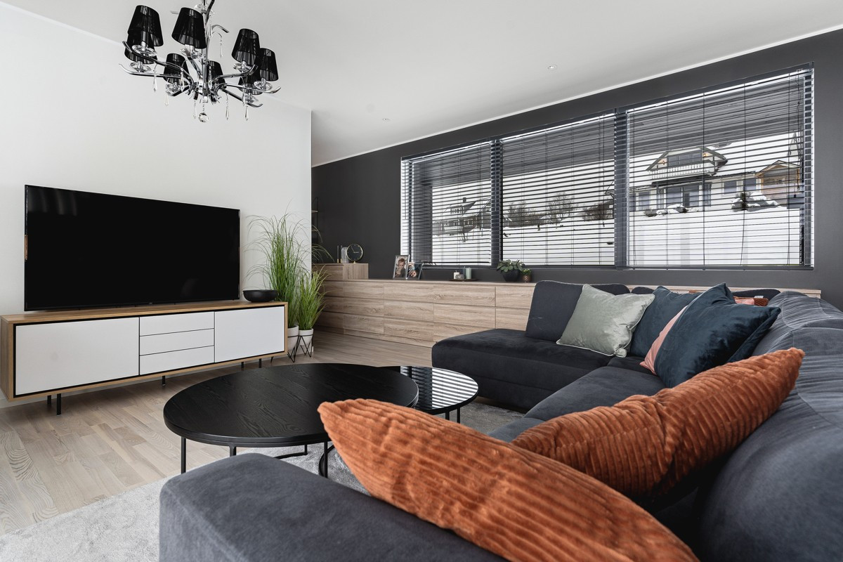 I stuen er det plass til sofa av god størrelse, stuebord, sjenk og TV