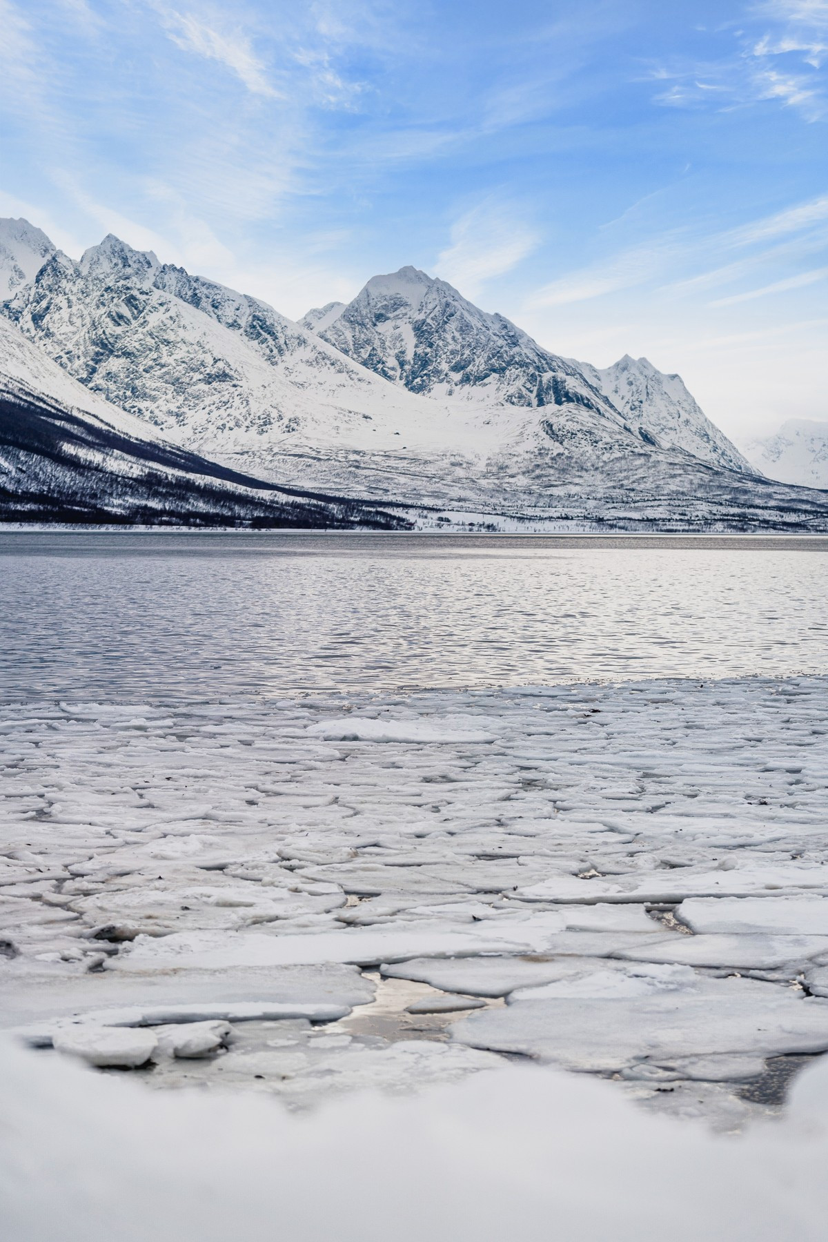 Nærområdet er preget av sjø og fjell