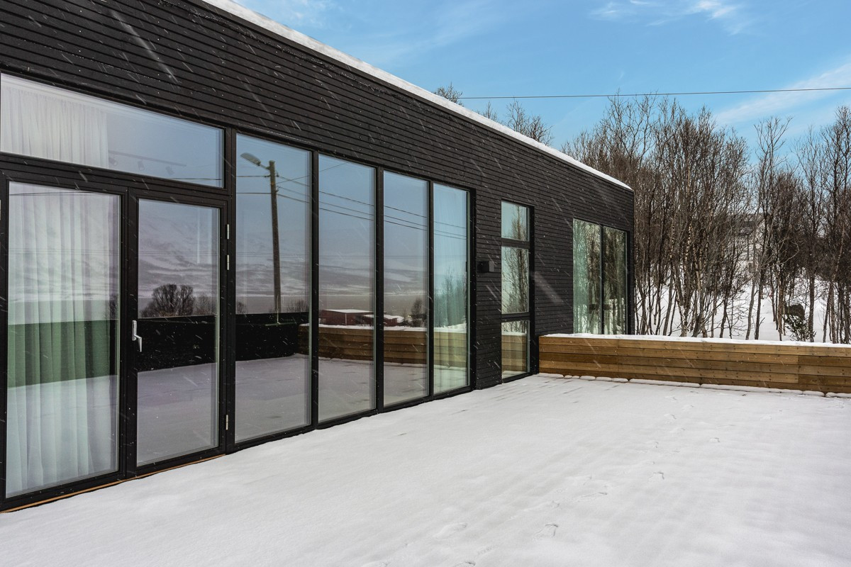 Verandaen med utgang fra stue er stor og har god plass til utemøbler