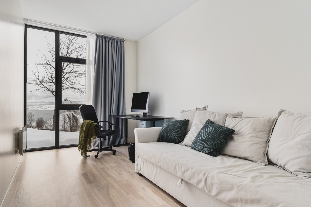 Soverom 2 har like magisk utsikt som resten av boligen og passer perfekt som kontor eller gjesterom