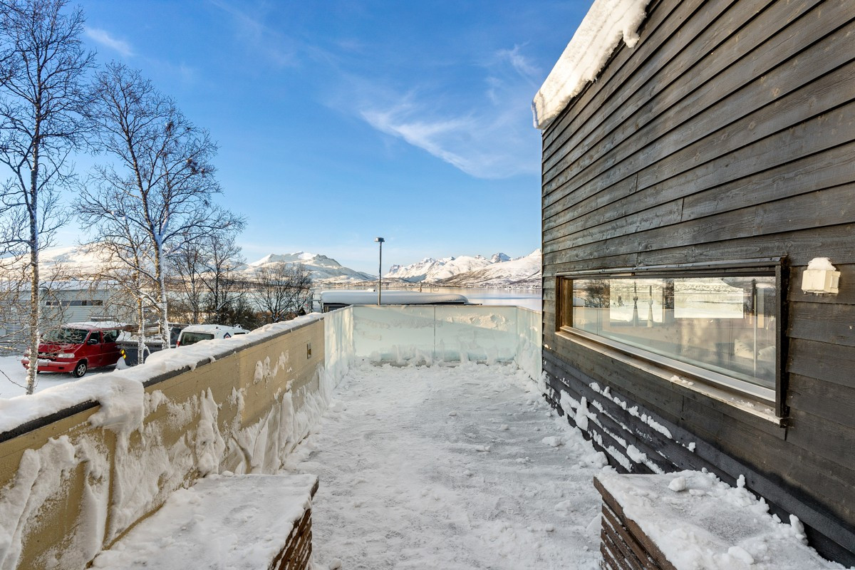 Romslig terrasse med fin utsikt mot Kvaløya og fjellene