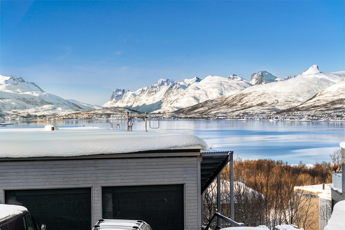 Utsikten over på mot majestetiske fjellene!